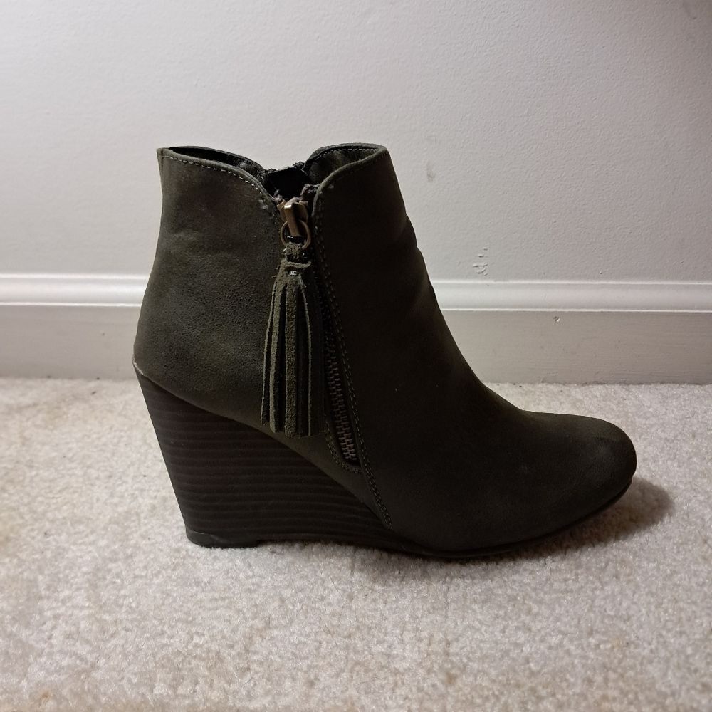 *Final Price* Mia Wedge Boots Women's 7.5 Green Tassel Faux Leather Platform9